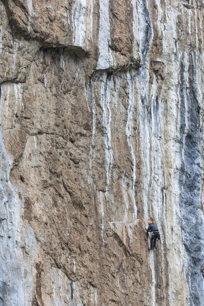 Człowiek Wspinający Się Skałę Góry Mehedinti Rumunia — Zdjęcie stockowe