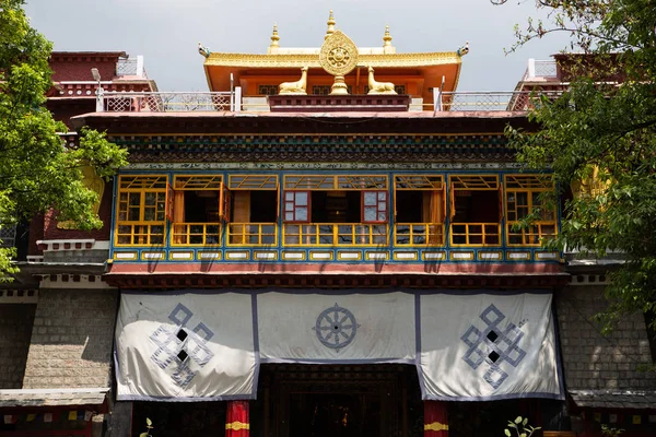 ダルマサラ インドのノルブリンカ インスティテュートの仏教寺院の屋根 — ストック写真