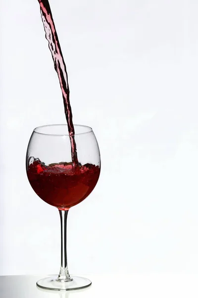 Gießen Sie Ein Glas Rotwein — Stockfoto