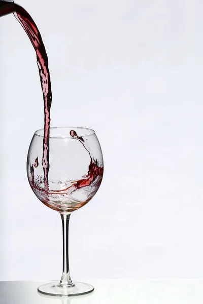 Gießen Sie Ein Glas Rotwein — Stockfoto
