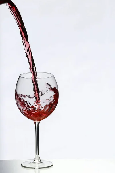 Bir Kadeh Kırmızı Şarap Doldur — Stok fotoğraf