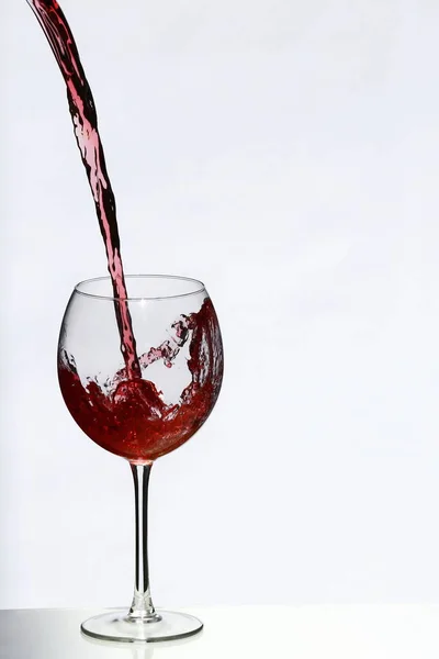 Gießen Sie Ein Glas Rotwein — Stockfoto