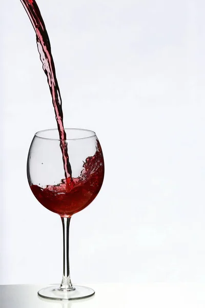Häll Upp Ett Glas Rött Vin — Stockfoto
