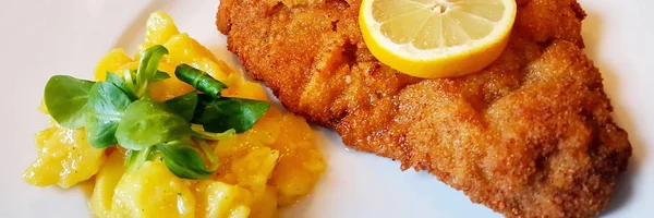 Cotoletta Wurstel Con Insalata Patate — Foto Stock