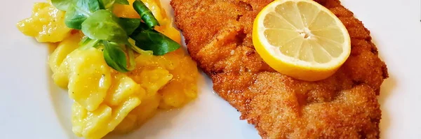 Salchicha Schnitzel Con Ensalada Patata —  Fotos de Stock