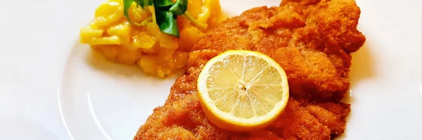 Salchicha Schnitzel Con Ensalada Patata — Foto de Stock