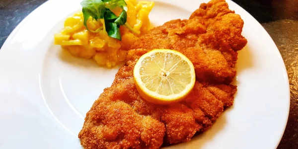 Salchicha Schnitzel Con Ensalada Patata —  Fotos de Stock