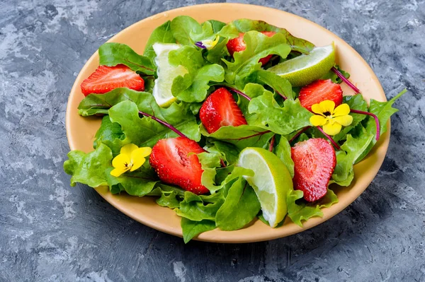 Salada Leve Com Verduras Morangos Lime Summer Food — Fotografia de Stock