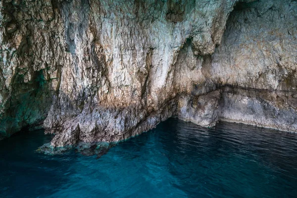 Agua Turquesa Bajo Cuevas Azules Isla Zante Grecia —  Fotos de Stock