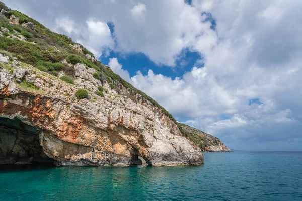 Τιρκουάζ Νερό Κάτω Από Τις Γαλάζιες Σπηλιές Στη Ζάκυνθο Ελλάδα — Φωτογραφία Αρχείου