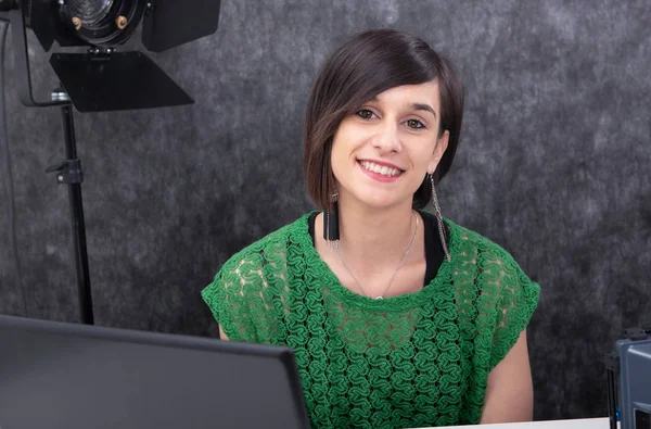 Retrato Una Joven Sonriente Trabajando Estudio — Foto de Stock