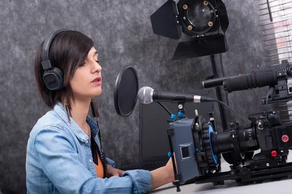 Bastante Joven Editora Vídeo Trabajando Estudio — Foto de Stock