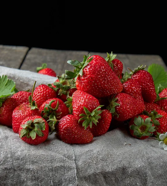 Fresas Rojas Maduras Frescas Sobre Una Mesa Madera Fondo Negro — Foto de Stock