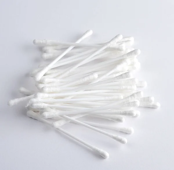 白い背景に耳洗浄やその他の衛生上の手順のための白い綿とプラスチック棒 — ストック写真