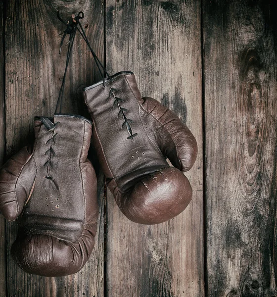 Guantes Boxeo Marrones Cuero Muy Viejos Cuelgan Una Vieja Pared —  Fotos de Stock