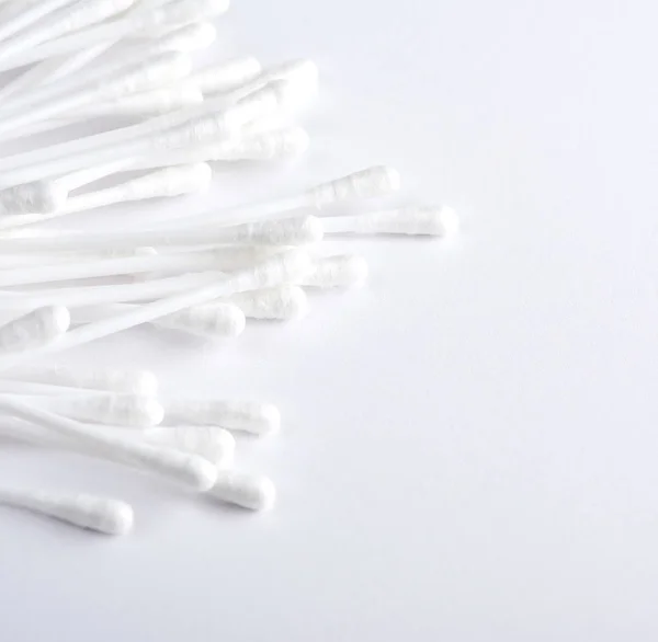 Plastikowe Patyki Białą Bawełną Czyszczenia Uszu Inne Procedury Higieniczne Białym — Zdjęcie stockowe