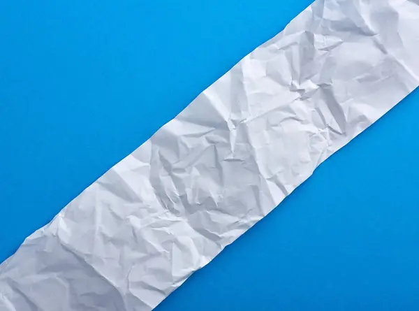 Streifen Zerknittertes Weißes Papier Auf Blauem Hintergrund Stück Liegt Diagonal — Stockfoto