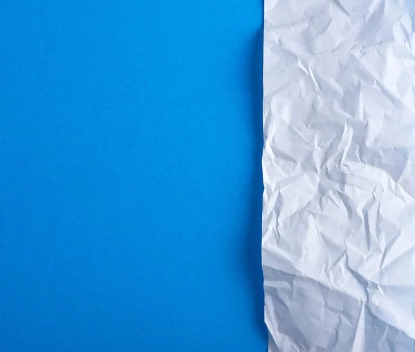 蓝色背景上皱褶的空白白纸 复印空间 — 图库照片