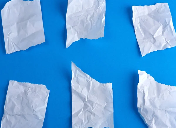 Zmuchlané Prázdné Roztrhané Kusy Bílého Papíru Modrém Pozadí Zblízka — Stock fotografie