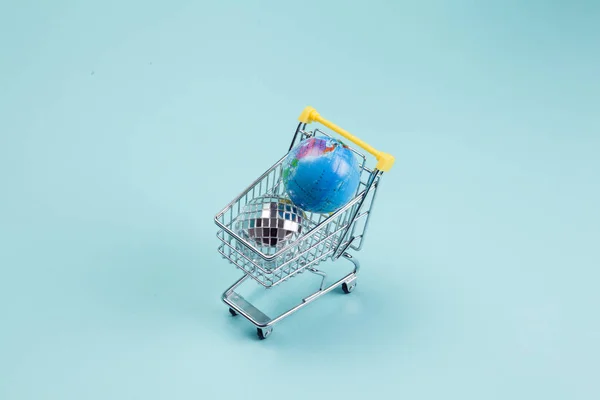 Een Discobal Een Planeet Aarde Een Supermarkt Winkelwagentje Turquoise Een — Stockfoto