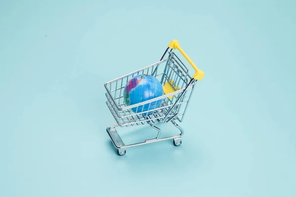 Een Planeet Aarde Een Supermarkt Winkelwagen Een Turquoise Achtergrond Minimale — Stockfoto