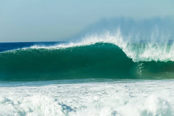 Oceán Velké Vlny Hroutí Vodní Energie Směrem Pláži Povětrnostních Bouří — Stock fotografie