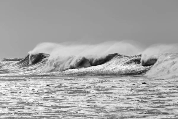 Ocean Stora Vågor Kraschar Vattenkraft Mot Stranden Från Stormar Väder — Stockfoto