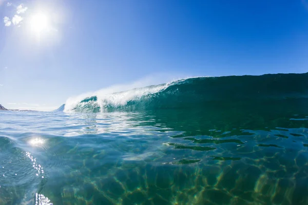 Welle Innen Nach Außen Hohl Krachend Blaues Wasser Schwimmendes Wasser — Stockfoto