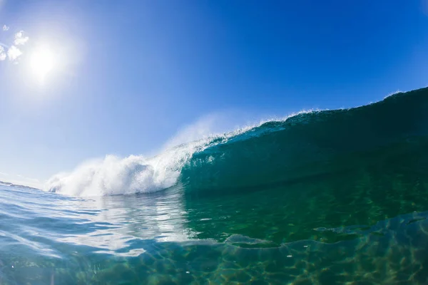 Welle Innen Nach Außen Hohl Krachend Blaues Wasser Schwimmendes Wasser — Stockfoto