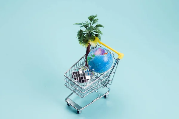 Een Discobal Palmboom Een Planeet Aarde Een Supermarkt Winkelwagentje Turkoois — Stockfoto