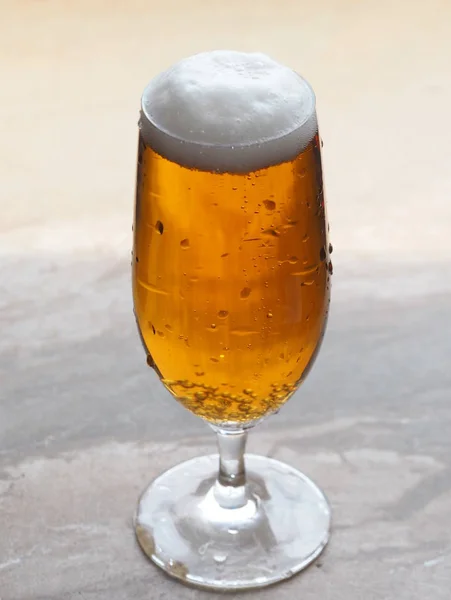 木製のテーブルの上のビールのガラス — ストック写真