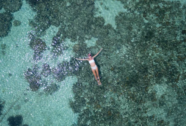 Mercan Resifi Ile Kristal Berraklığında Deniz Suyunda Yüzen Kadının Havadan — Stok fotoğraf