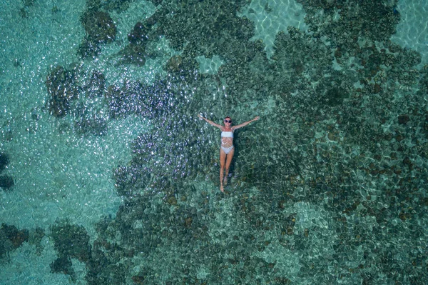 Vista Superior Del Dron Aéreo Mujer Flotando Agua Mar Cristalina — Foto de Stock