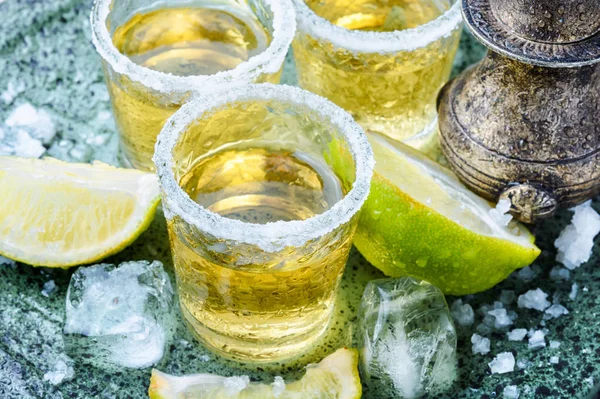 Mexicansk Gulltequila Med Kalk Salt – stockfoto