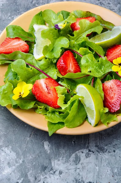 Lichte Salade Met Greens Aardbeien Limoen Zomer Eten — Stockfoto