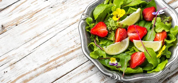 Lätt Sallad Med Greener Jordgubbar Och Lime Sommar Mat — Stockfoto