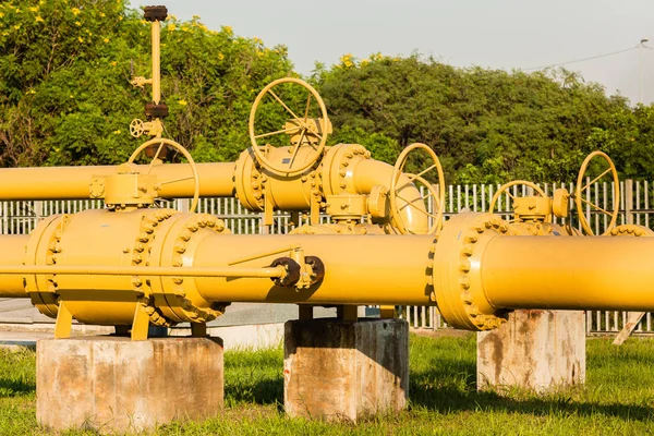 Pipeline Yellow Steel Structure Mechanical Valves Outdoors Fuel Liquids Supply — Stock Photo, Image