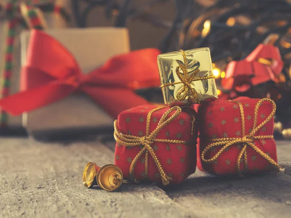 Apiladas Cajas Regalo Navidad Una Mesa Madera Rústica — Foto de Stock