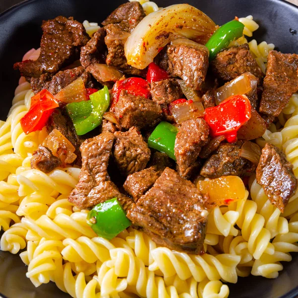 Macarrão Fussili Com Goulash Picante Klaschise Páprica — Fotografia de Stock