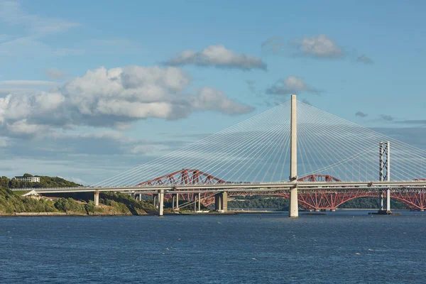 Νέα Γέφυρα Queensferry Crossing Πάνω Από Firth Forth Την Παλαιότερη — Φωτογραφία Αρχείου