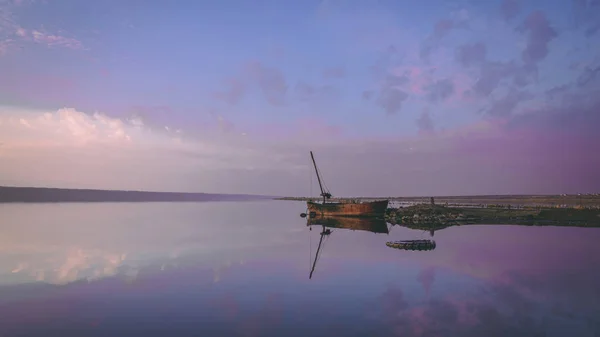 Panoramatický Pohled Mraky Nad Vodou Růžovém Purpurovém Slunci — Stock fotografie