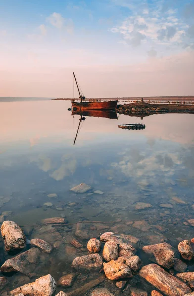 Blick Auf Den See Und Das Alte Boot Bei Sonnenuntergang — Stockfoto