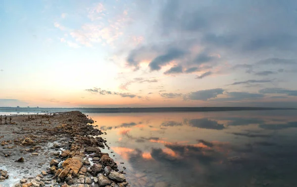 Sıcak Bir Yaz Akşamı Yüzeyine Yansıyan Gün Batımı Bulutları — Stok fotoğraf