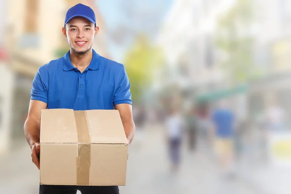 Paketzustelldienst Box Paketauftrag Delivery Job Junge Lateinamerikanische Mann Stadt Copyspace — Stockfoto
