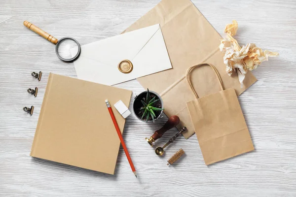 Papelería Retro Blanco Sobre Fondo Madera Claro Mockup Para Diseño — Foto de Stock