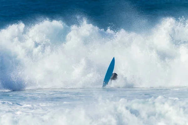 Surfista Estrelló Contra Una Gran Ola Oceánica Con Una Tabla —  Fotos de Stock