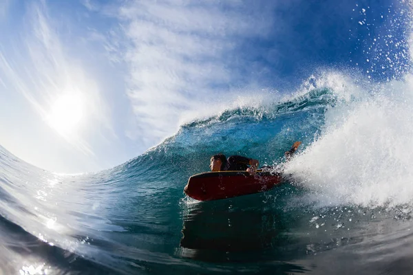 中空の海の波の水のアクション写真の中にサーフィンサーファーのボディボーダーの乗り物 — ストック写真