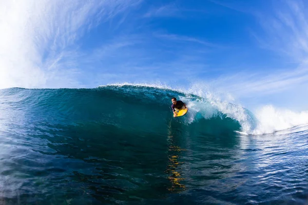 Surfař Surfování Tělo Boardista Projížďky Uvnitř Duté Oceánu Vlny Vody — Stock fotografie