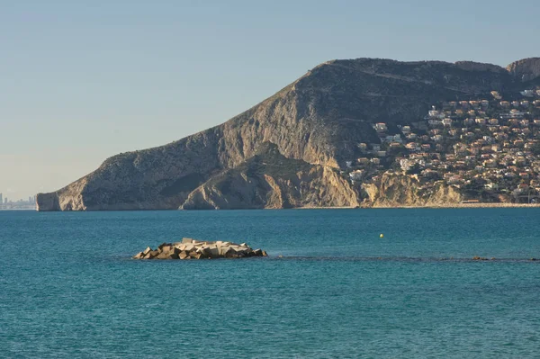 西班牙Calpe的海岸线 在山坡上有住房 — 图库照片