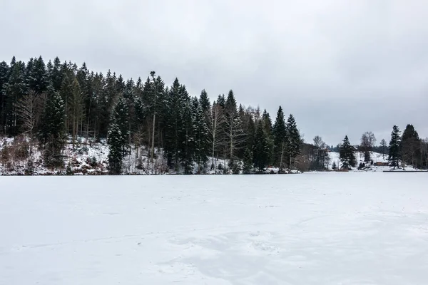 Lago Ghiacciato Con Ghiaccio Neve Inverno — Foto Stock